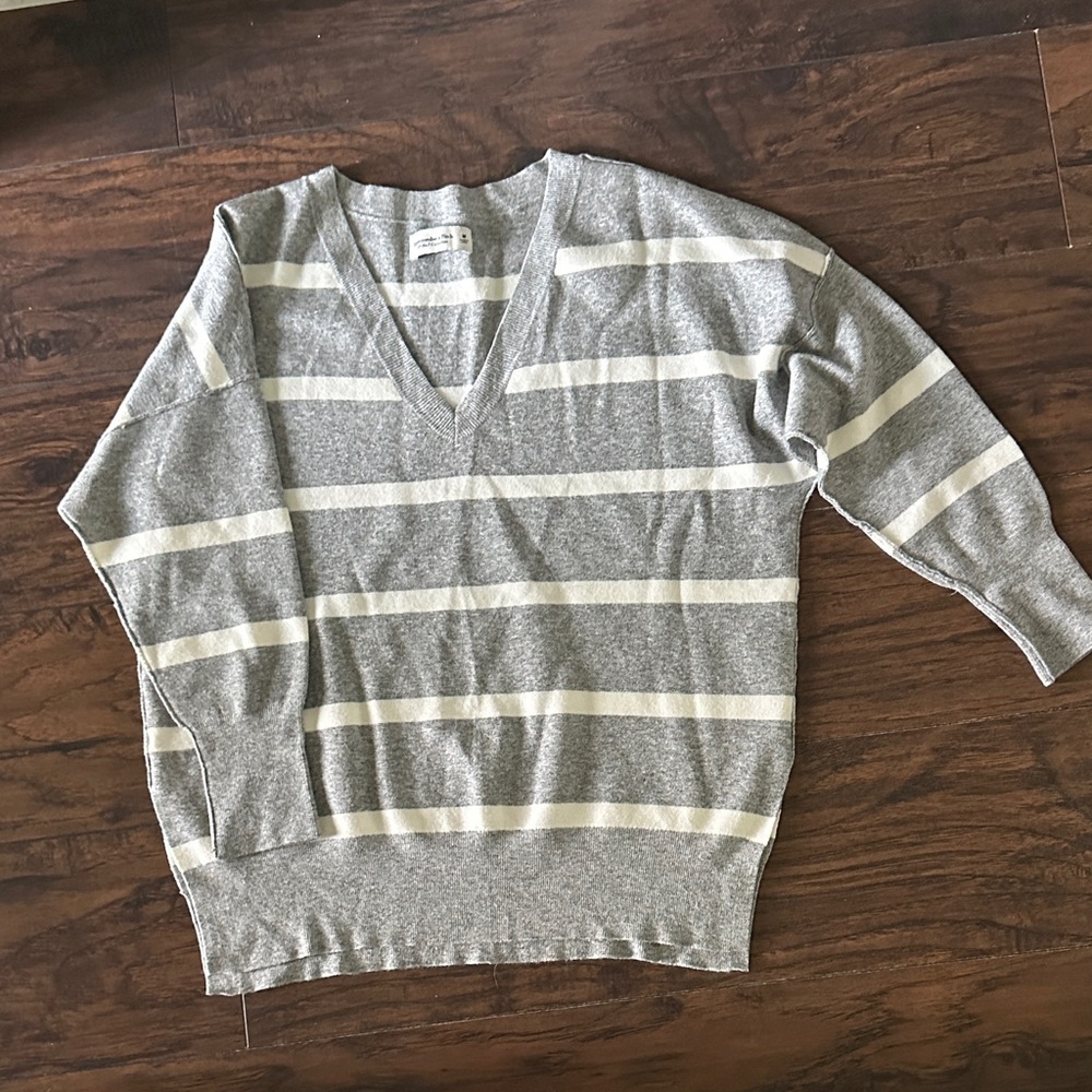 Abercrombie & Finch Gray and White Striped V-Neck Sweater - Super Soft